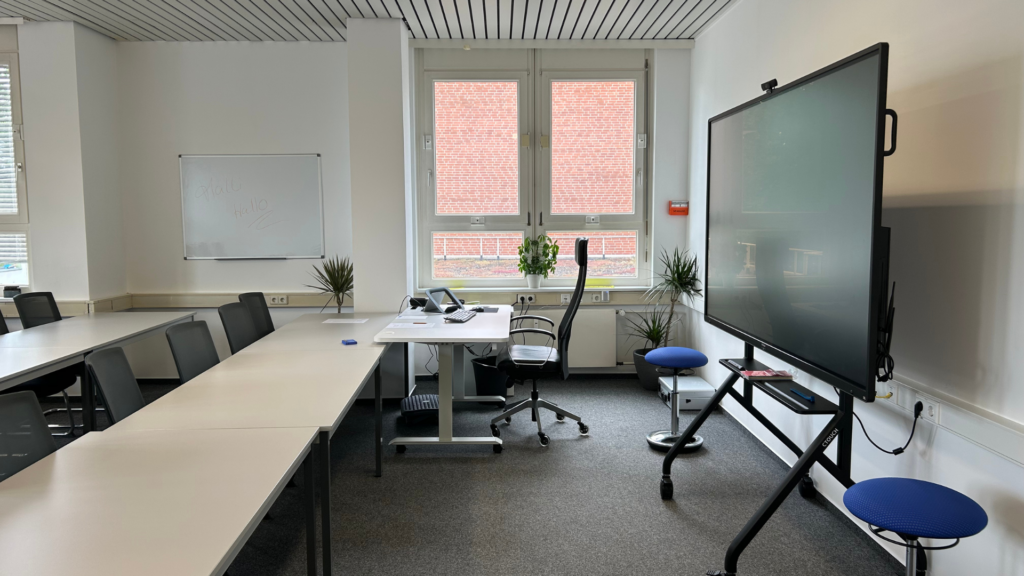 Dozent und Tafel Schulungsraum 1 Taurus
